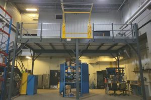 Vue en plongée d'une plateforme mezzanine en acier utilisée pour un espace de stockage supplémentaire au-dessus d'un atelier industriel