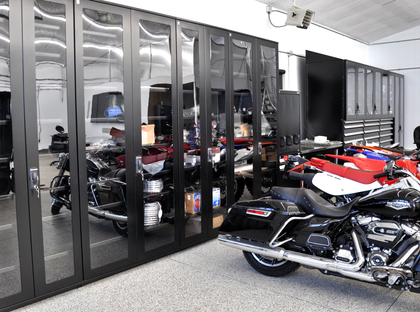 Pedlex aménage un garage privé haut de gamme avec les produits de rangement de Rousseau Métal fait au Québec étude de cas