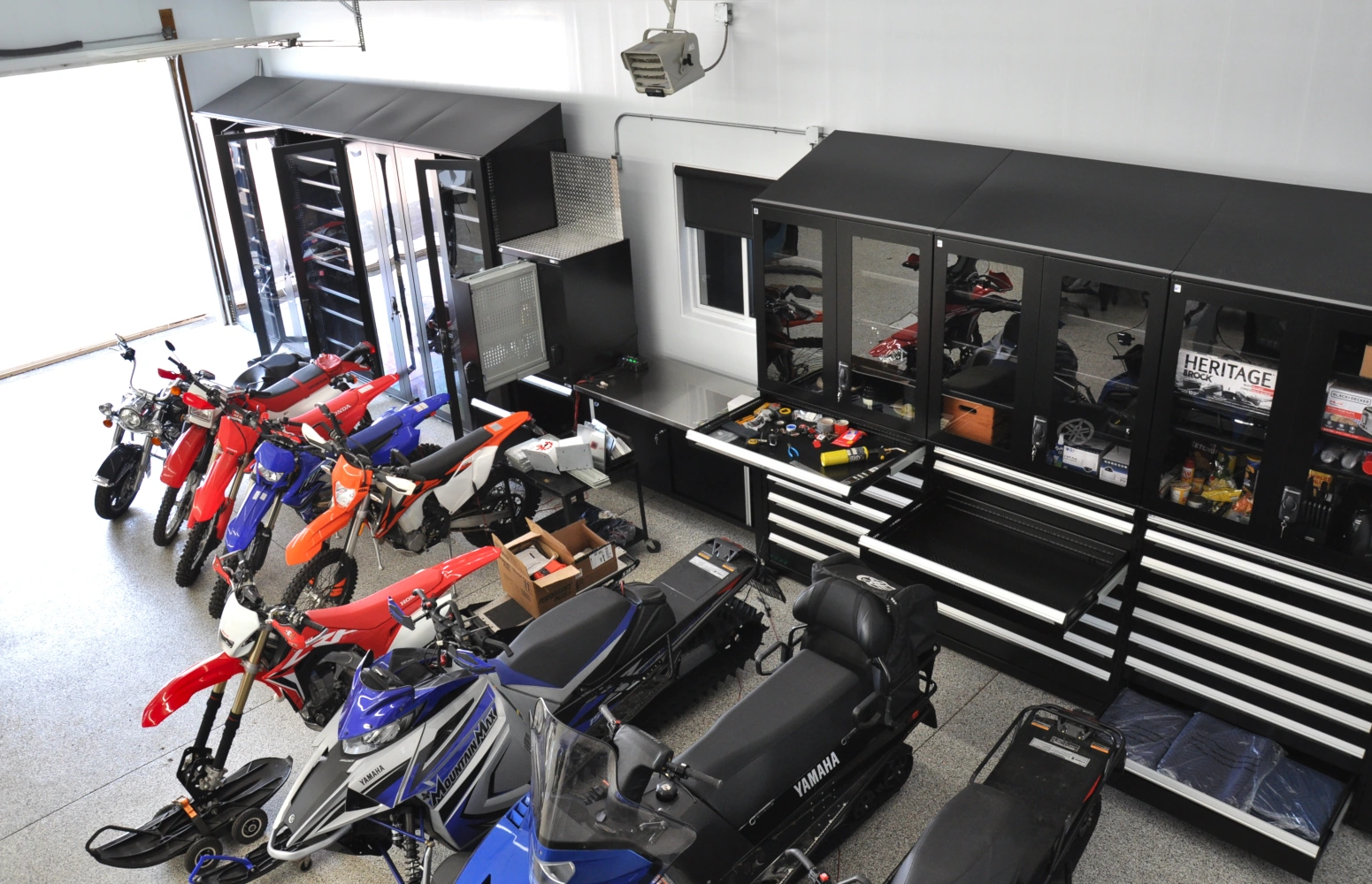 Pedlex aménage un garage privé haut de gamme avec les produits de rangement de Rousseau Métal fait au Québec étude de cas