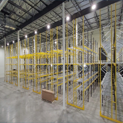 Rayonnages d’entrepôt industriels avec palettiers statiques pour l’entreposage structuré de palettes.