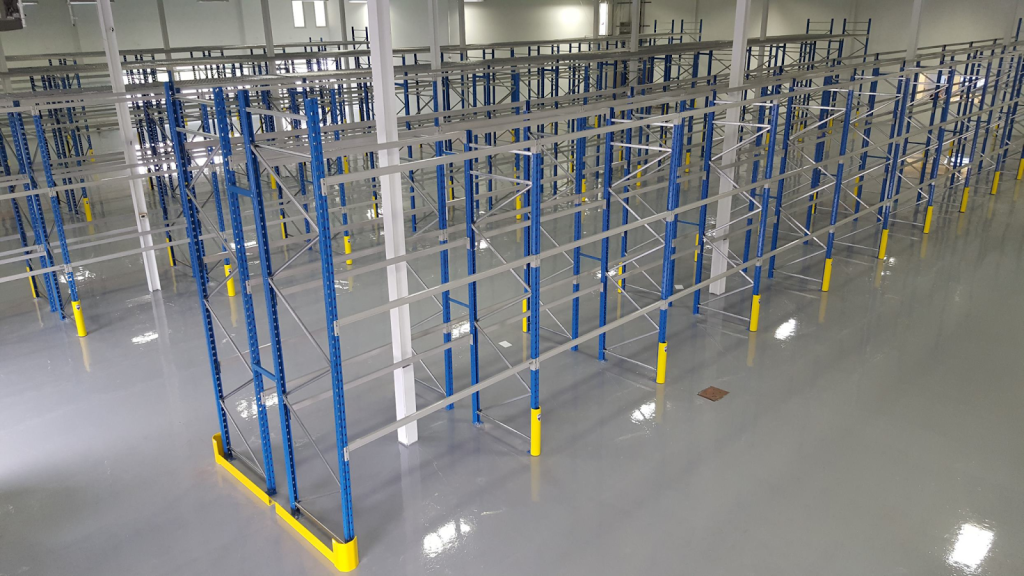Rayonnages industriels avec palettiers statiques installés dans un entrepôt logistique à haute densité.